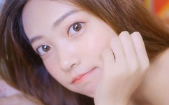 狗狗趴在我身上打扑克